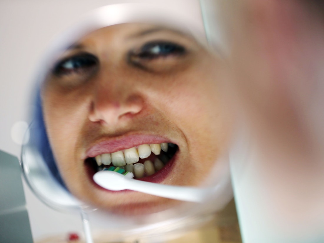 Auf dem Symbolfoto (aufgenommen am 11. März 2013) putzt sich eine Frau mit einer elektrischen Zahnbürste die Zähne.