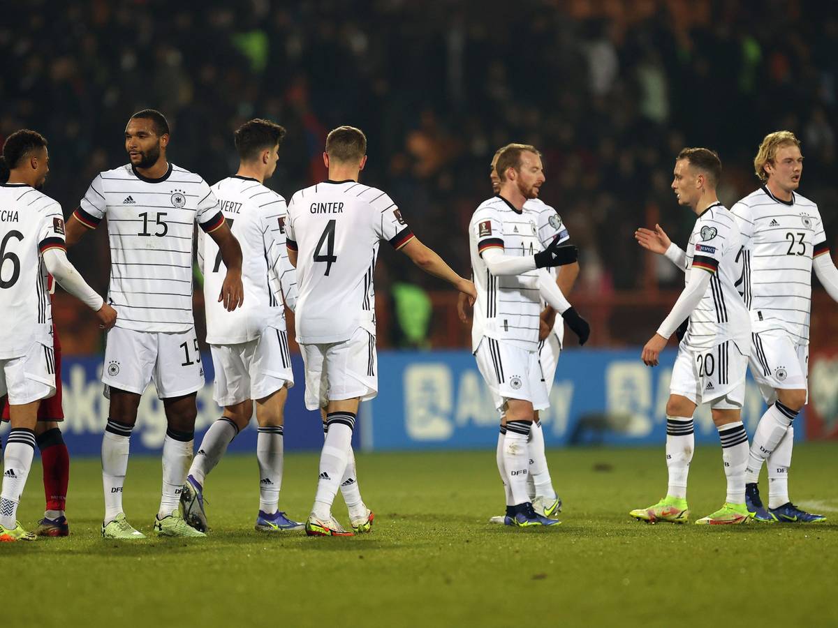 Die deutschen Spieler klatschen sich nach der Partie in Armenien ab.