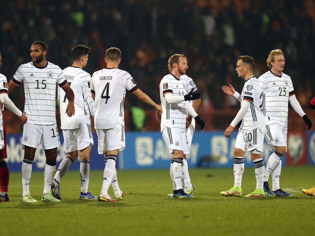 Die deutschen Spieler klatschen sich nach der Partie in Armenien ab.
