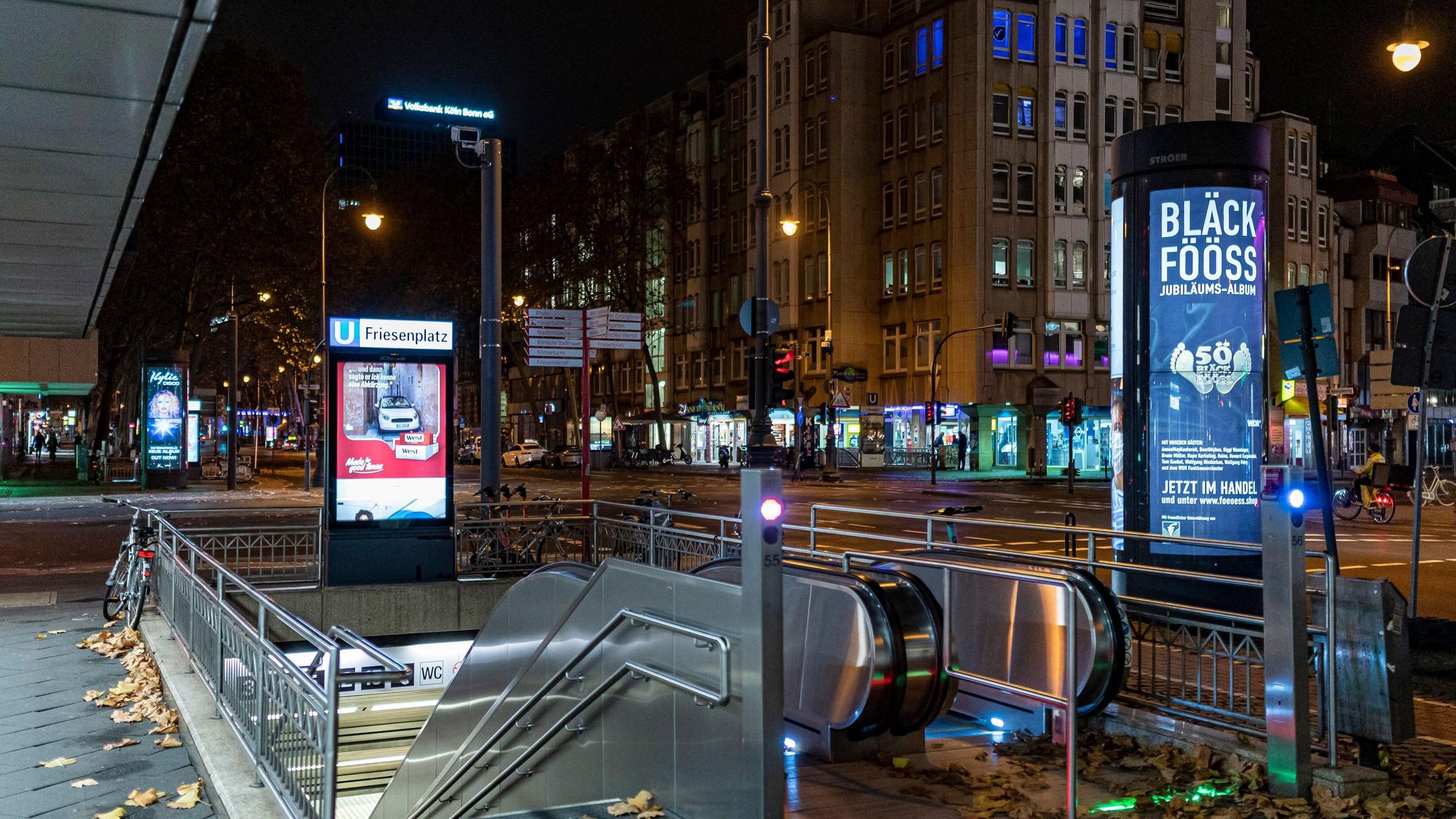 Der Eingang zur KVB-Haltestelle Friesenplatz. Am Gleis kam es in der Nacht zum Samstag zu einem Zwischenfall. Eine Person war zwischen Bahnsteigkante und U-Bahn eingeklemmt.
