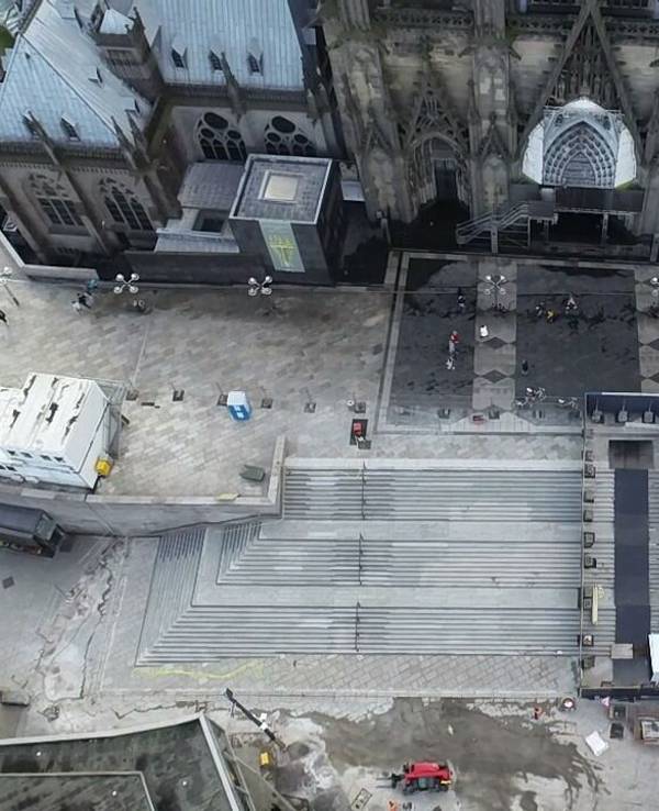 Luftaufnahme von der Freitreppe am Kölner Dom.