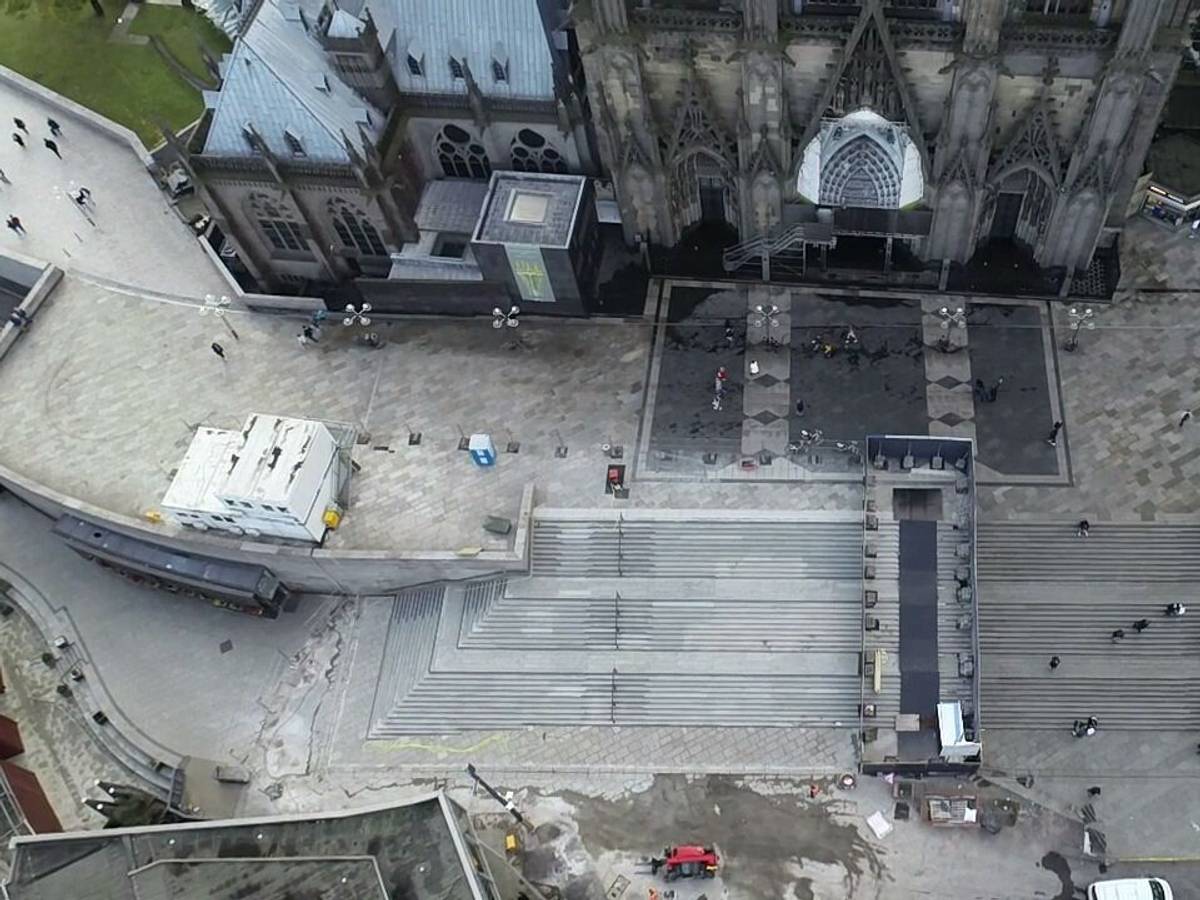 Luftaufnahme von der Freitreppe am Kölner Dom.