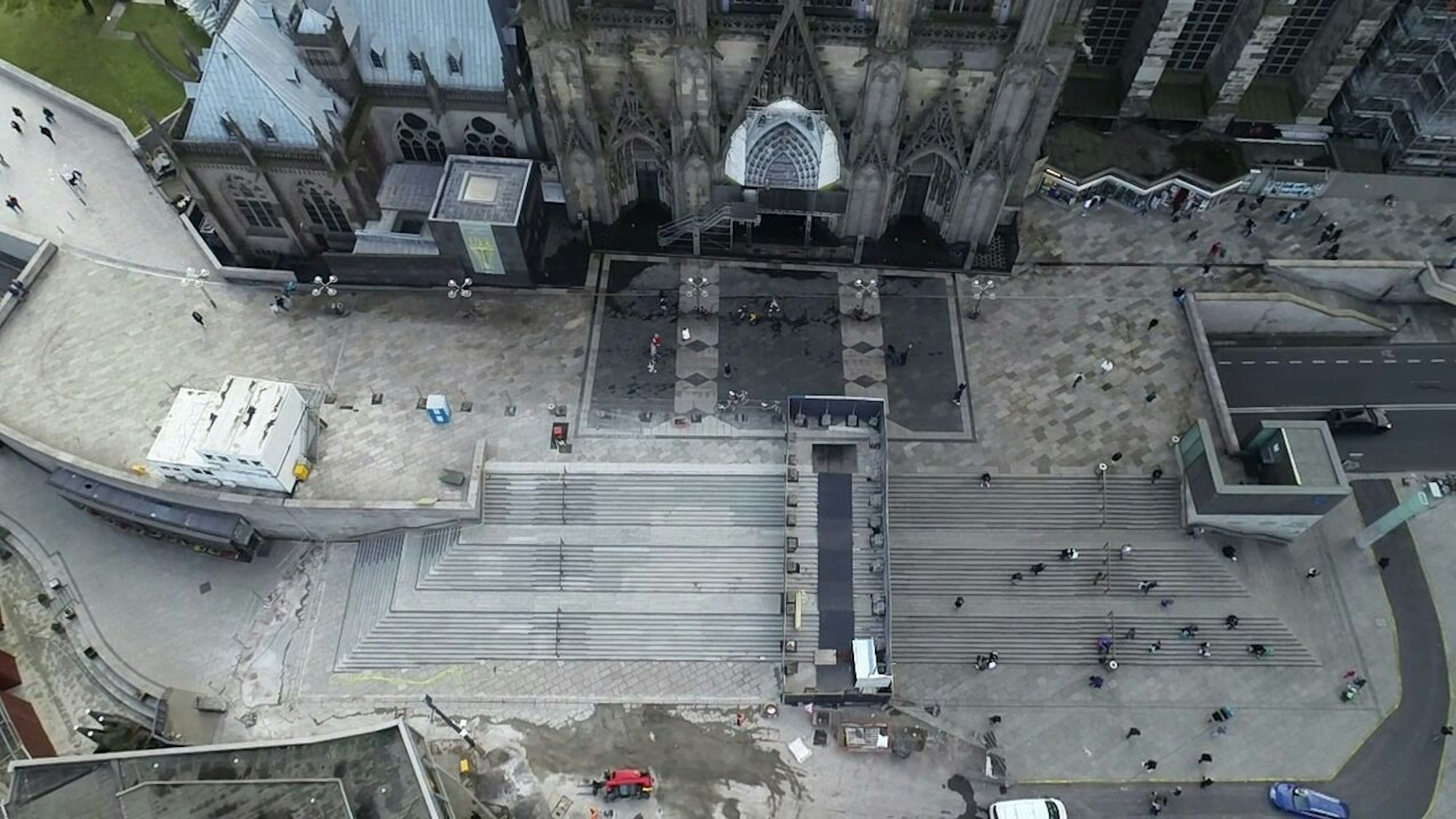 Luftaufnahme von der Freitreppe am Kölner Dom.