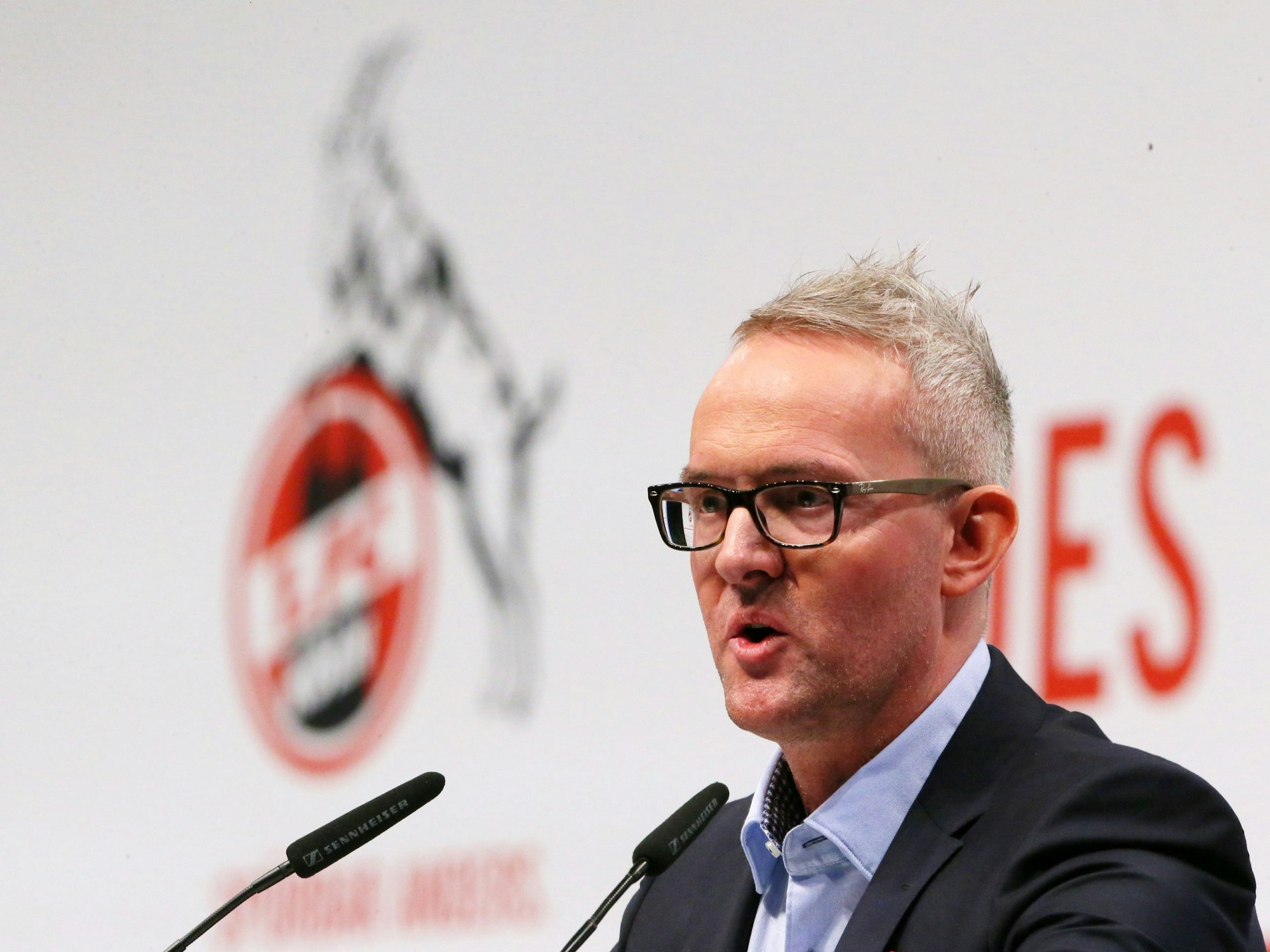 Geschäftsführer Alexander Wehrle bei der Mitgliederversammlung des 1. FC Köln.