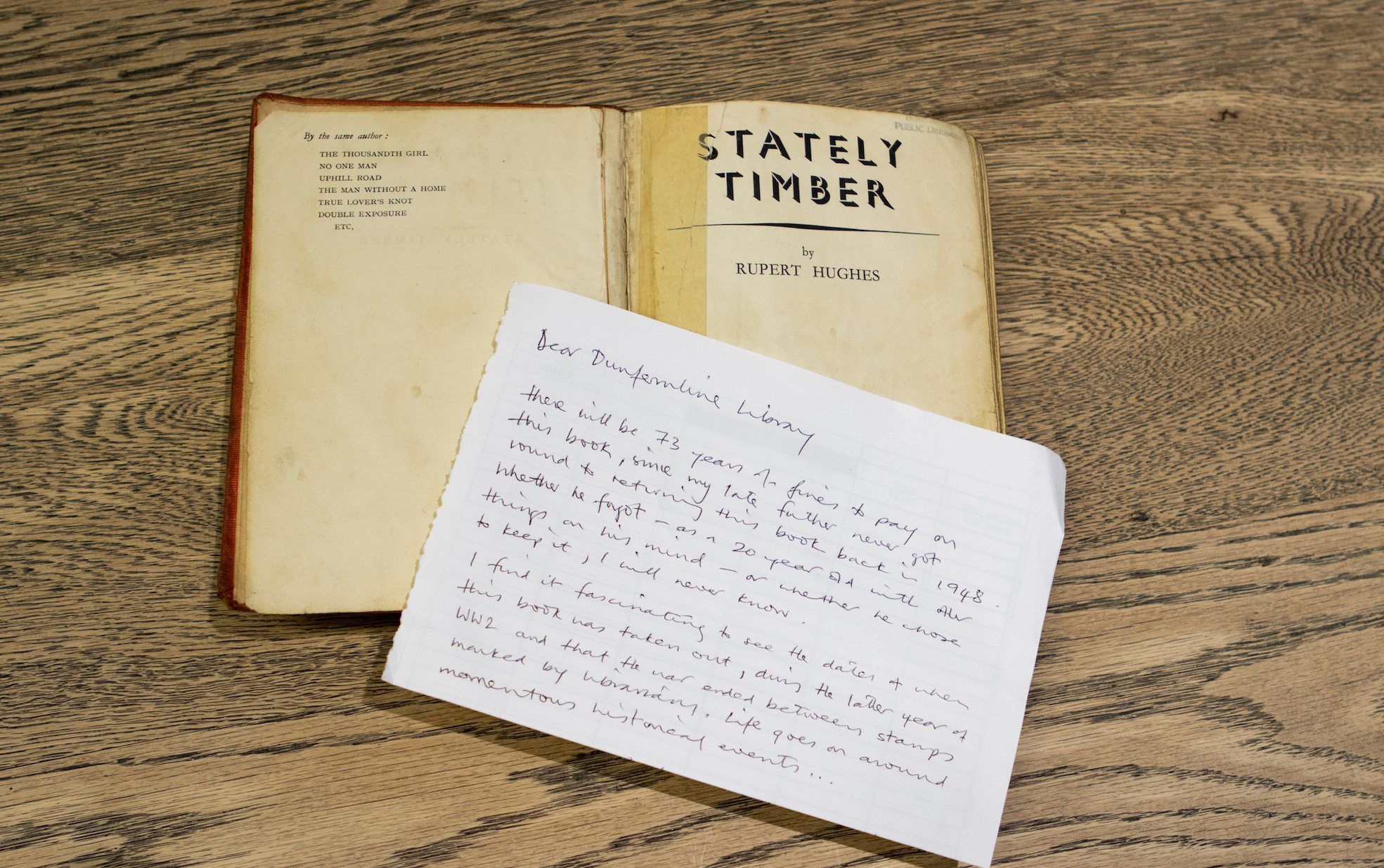 Die Tochter des ursprünglichen Ausleihers legte dem seit Jahren abgelaufenen Buch eine Notiz bei.