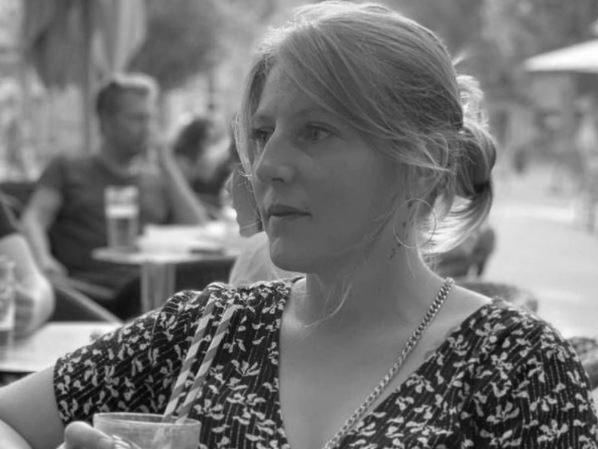 Boxerin Julie Le Galliard posiert auf ihrem letzten Instagram-Post mit einem Cocktail.