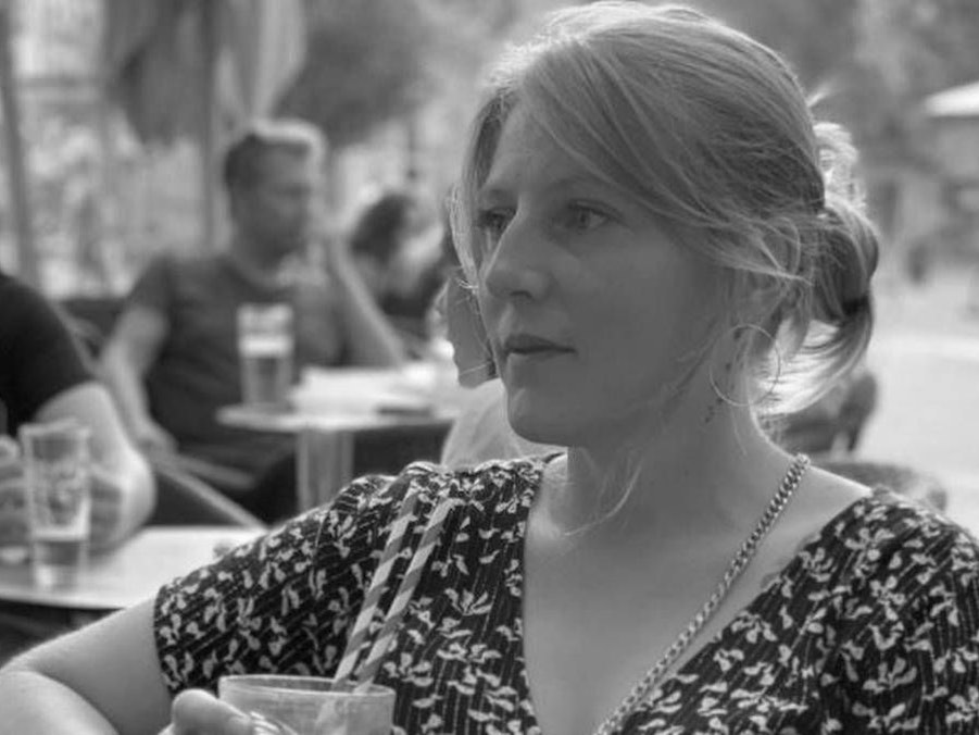 Boxerin Julie Le Galliard posiert auf ihrem letzten Instagram-Post mit einem Cocktail.