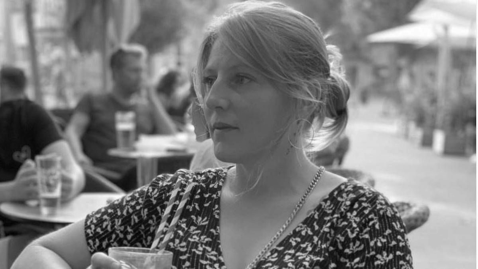 Boxerin Julie Le Galliard posiert auf ihrem letzten Instagram-Post mit einem Cocktail.