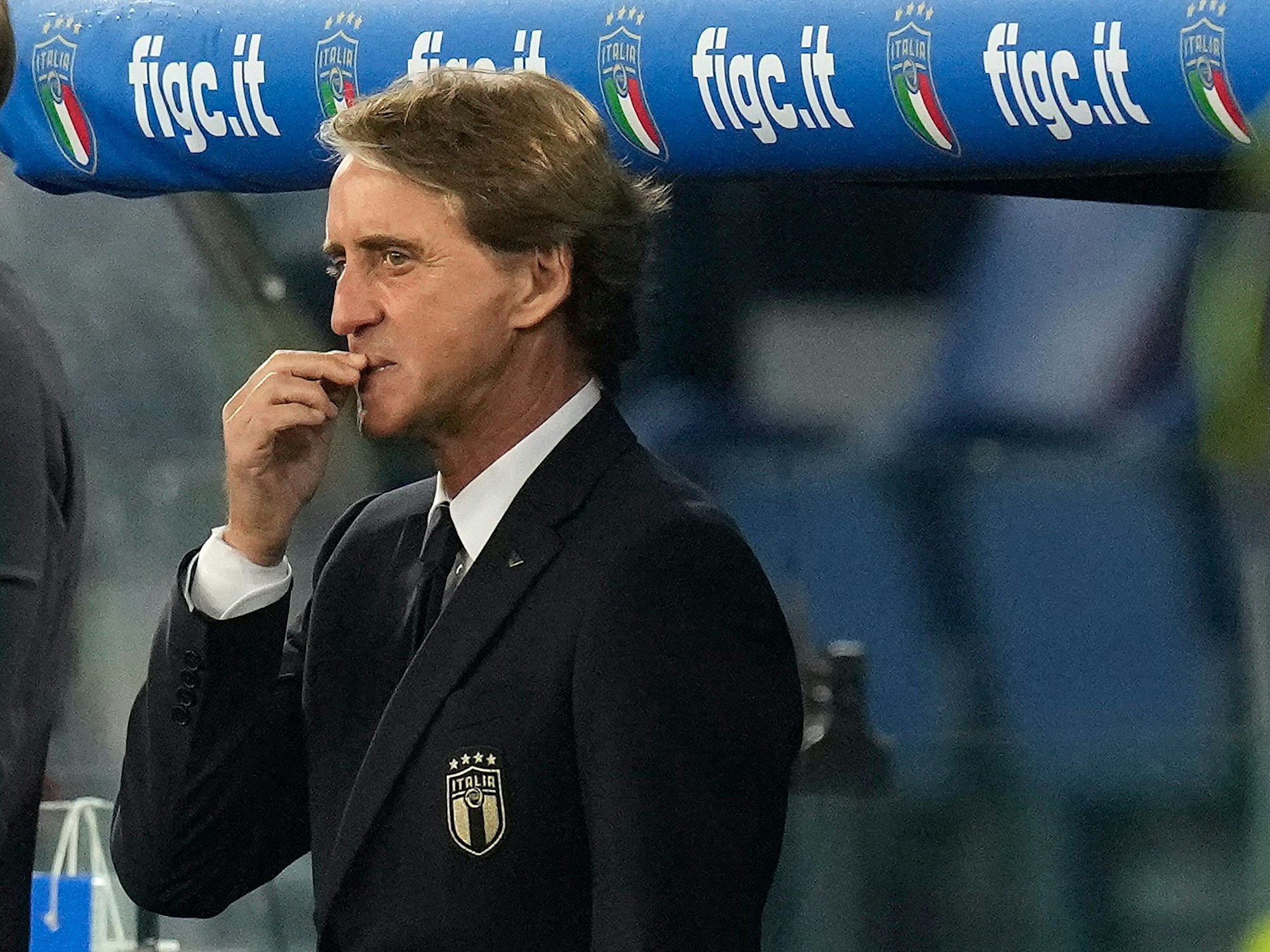 Italiens Trainer Roberto Mancini steht am Spielfeldrand.