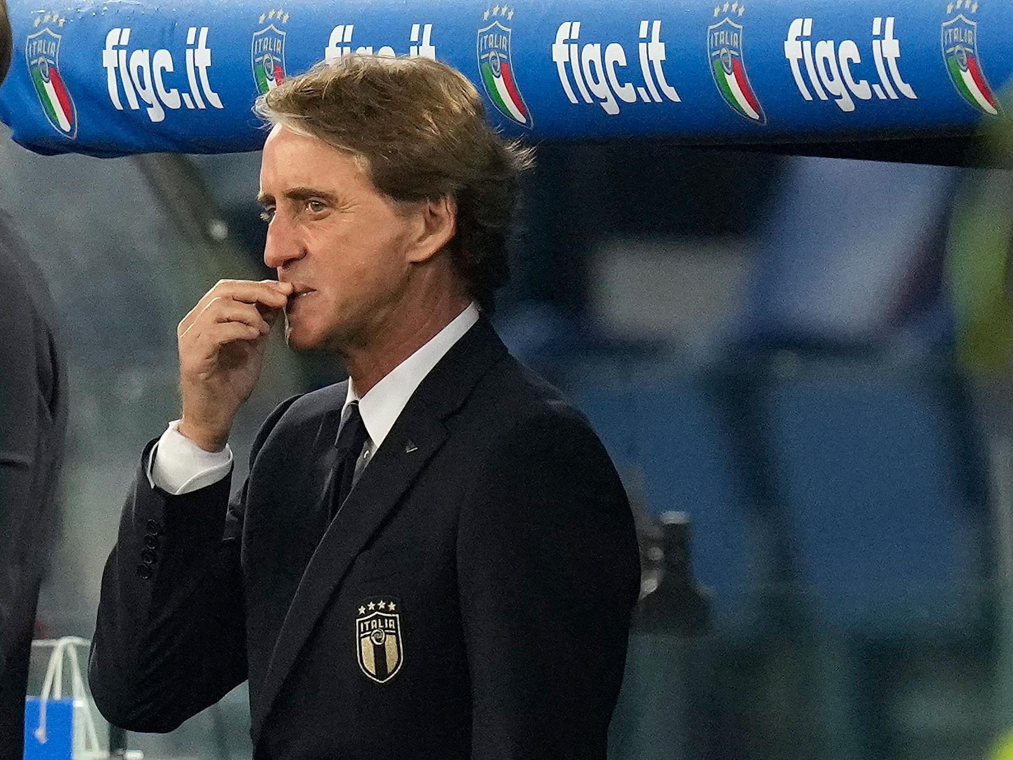 Italiens Trainer Roberto Mancini steht am Spielfeldrand.