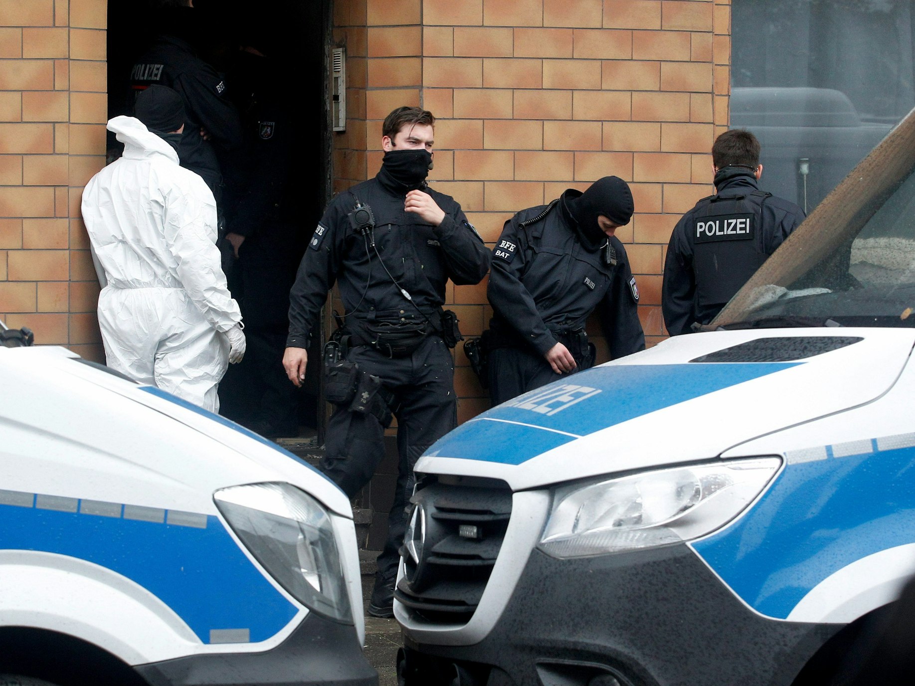 Polizisten durchsuchen während einer Drogenrazzia ein Haus.