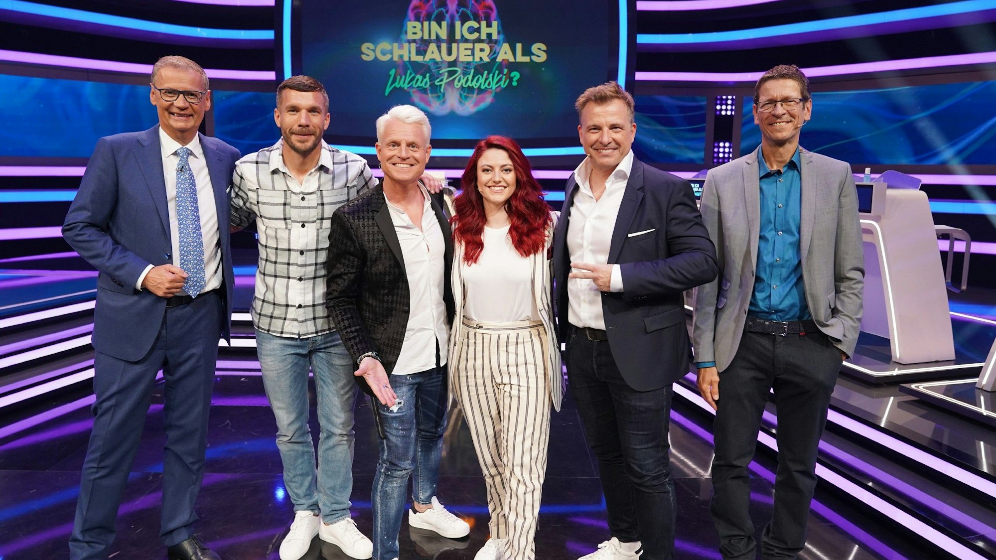 Moderator Günther Jauch, Lukas Podolski und Rategegner Guido Cantz, Tahnee Schaffarczyk, Martin Klempnow und Neurowissenschaftler Prof. Dr. Martin Korte (v.l.) in der RTL-Show „Bin ich schlauer als Lukas Podolski?“