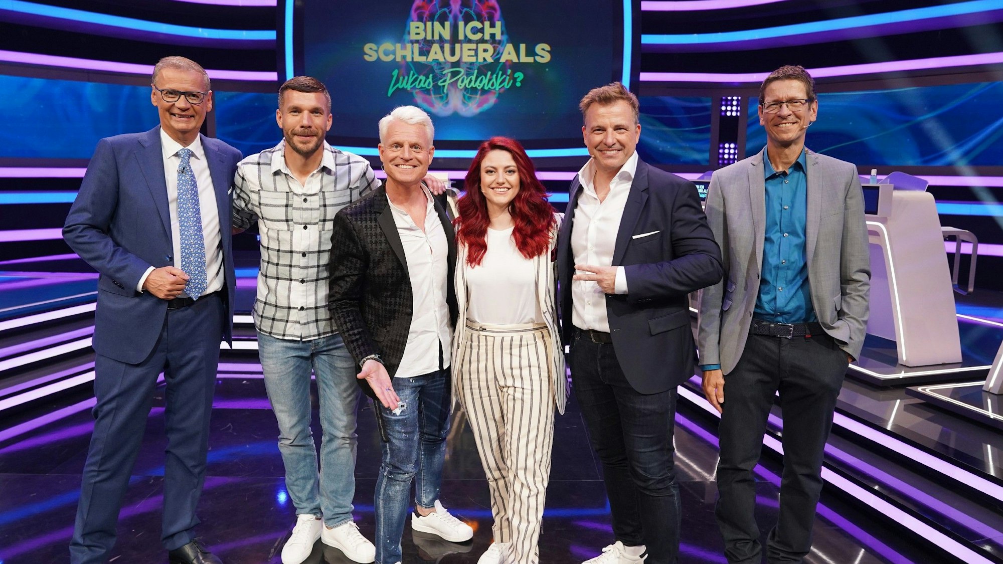 Moderator Günther Jauch, Lukas Podolski und Rategegner Guido Cantz, Tahnee Schaffarczyk, Martin Klempnow und Neurowissenschaftler Prof. Dr. Martin Korte (v.l.) in der RTL-Show „Bin ich schlauer als Lukas Podolski?“