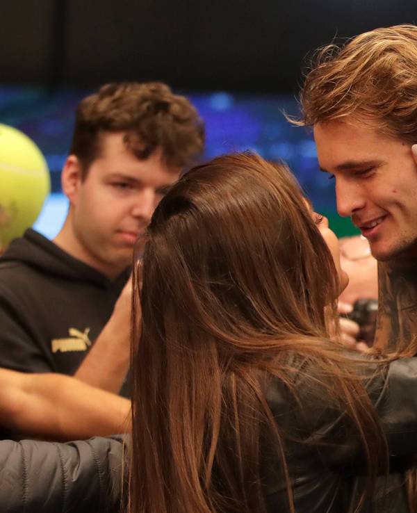 Sophie Thomalla küsst ihren Freund Alexander Zverev nach einem Spiel.