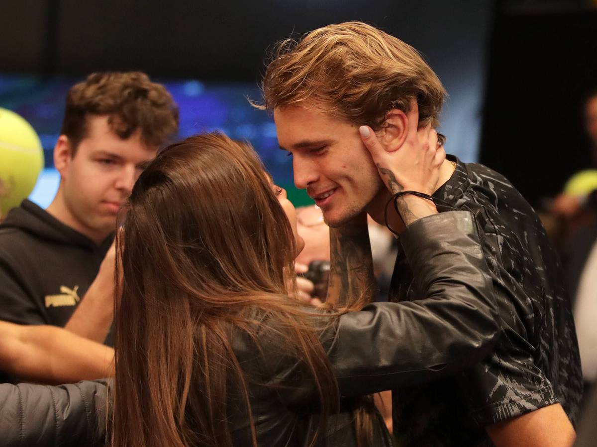Sophie Thomalla küsst ihren Freund Alexander Zverev nach einem Spiel.