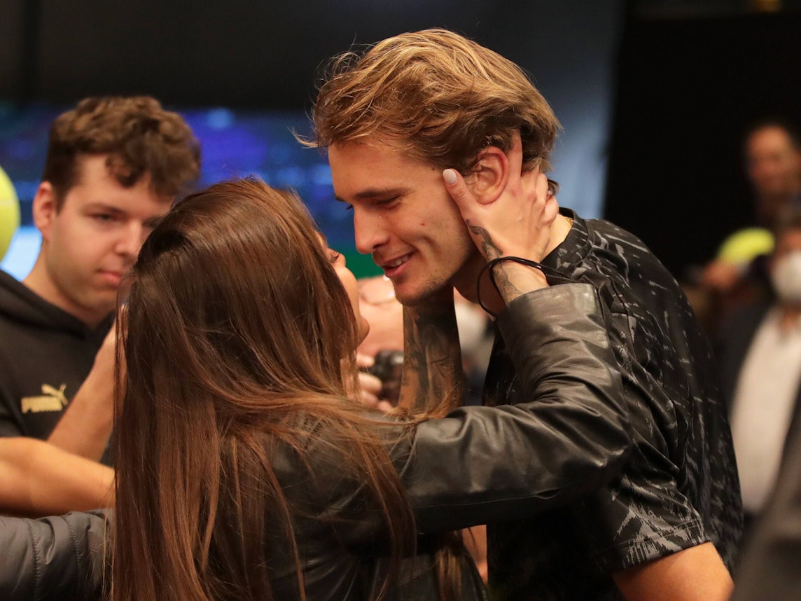 Sophie Thomalla küsst ihren Freund Alexander Zverev nach einem Spiel.