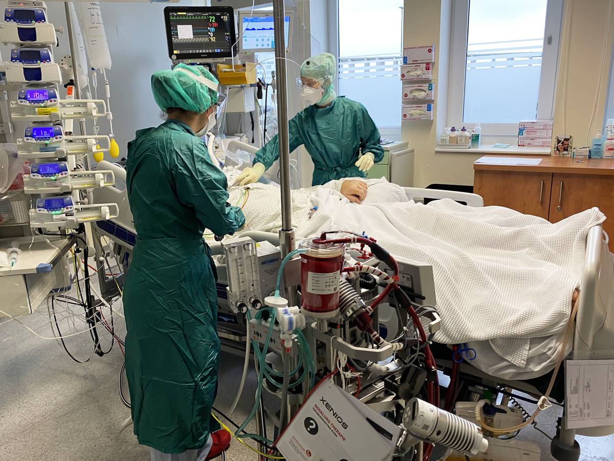 Medizinische Mitarbeiter am Uniklinikum in Salzburg behandeln Anfang November einen Corona-Patienten.
