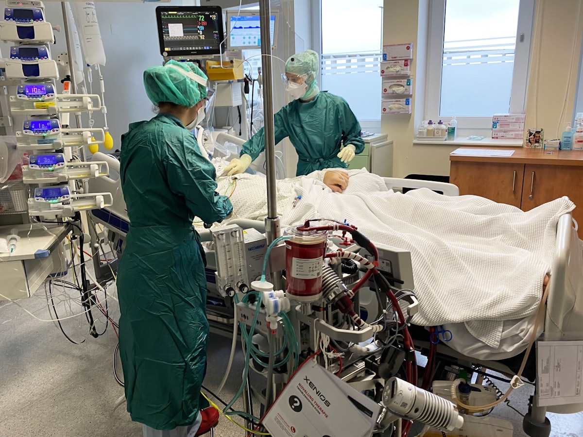 Medizinische Mitarbeiter am Uniklinikum in Salzburg behandeln Anfang November einen Corona-Patienten.