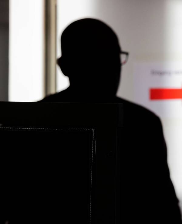 Der Angeklagte kommt in einen Gerichtssaal des Landgerichts.