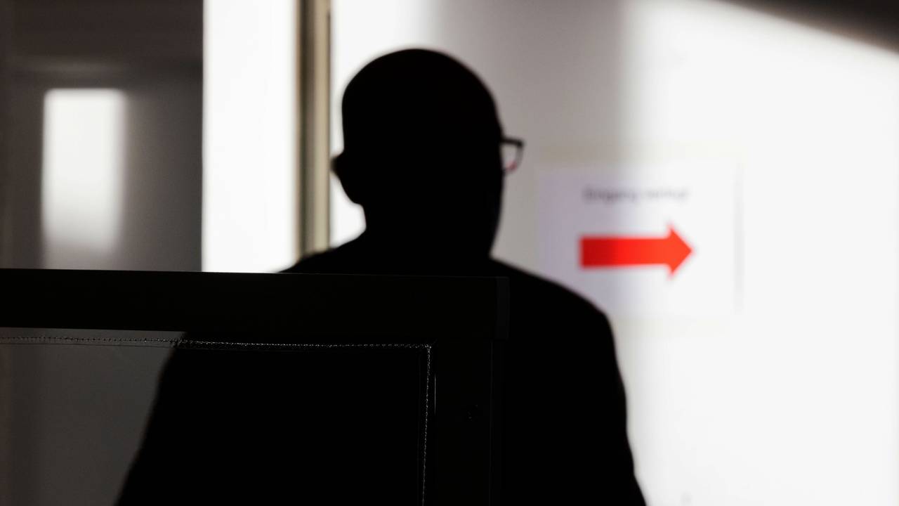 Der Angeklagte kommt in einen Gerichtssaal des Landgerichts.