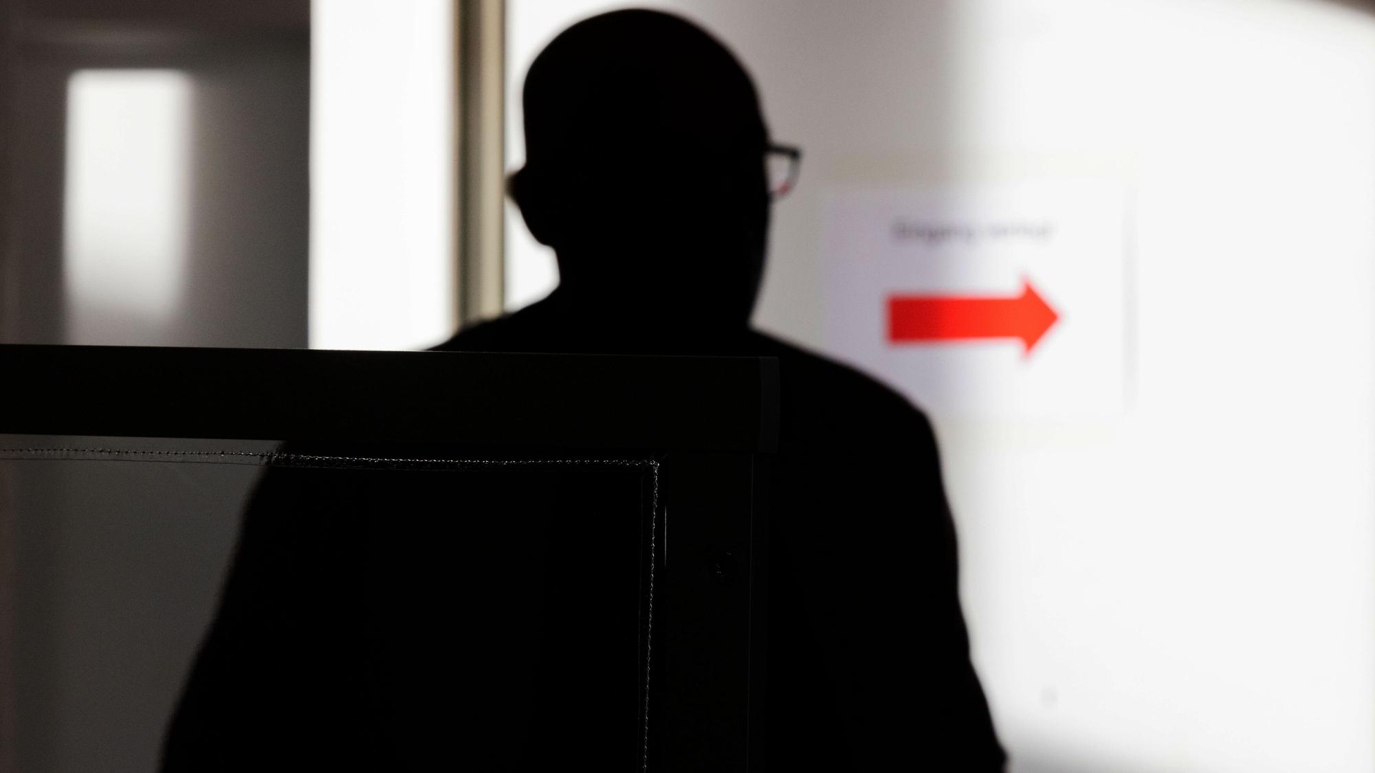 Der Angeklagte kommt in einen Gerichtssaal des Landgerichts.