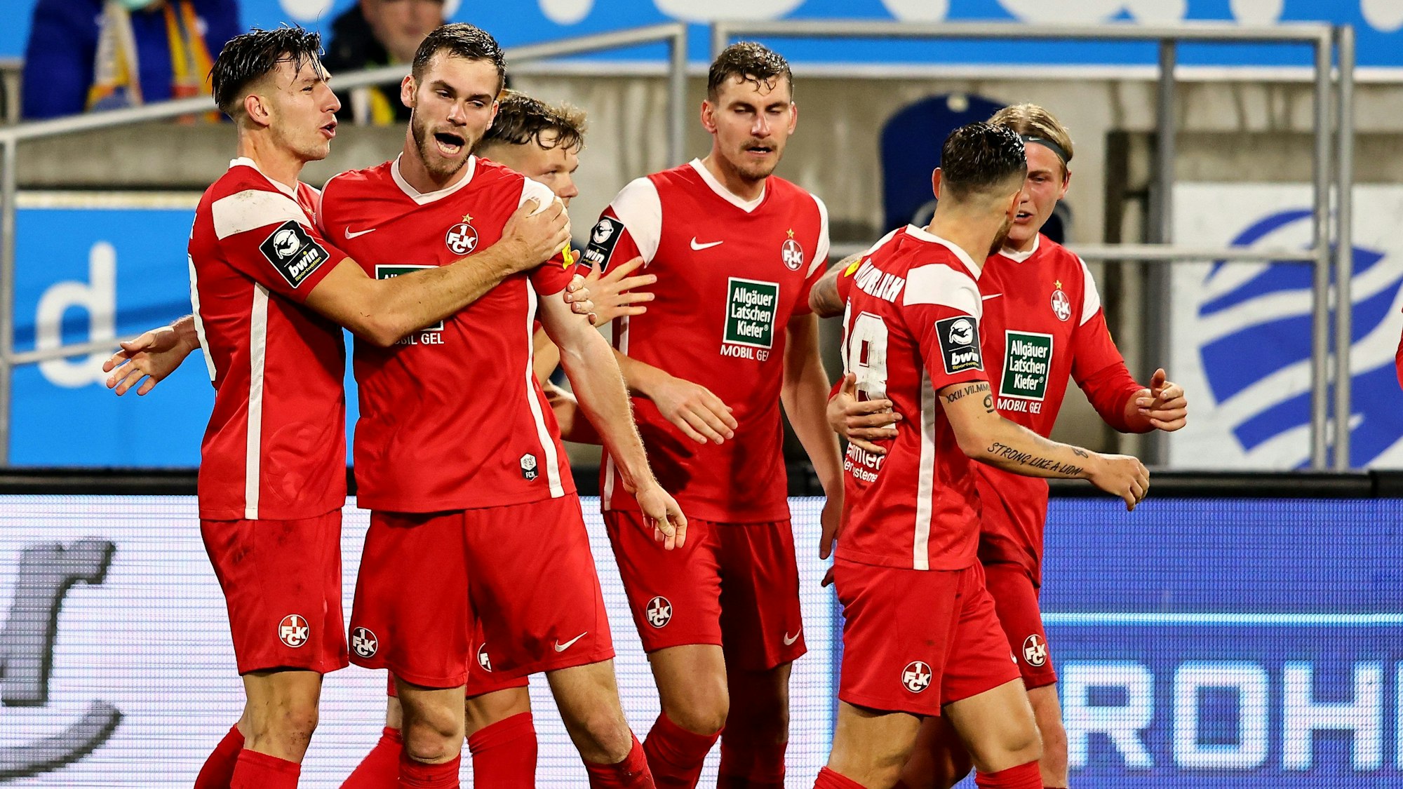 Die Spieler des 1. FC Kaiserslautern jubeln.