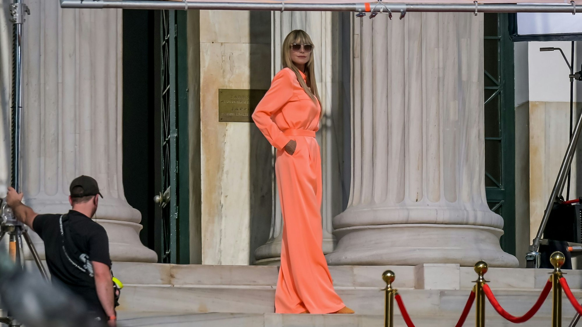 Heidi Klum (M), Model aus Deutschland, am Eingang der Zappeion-Halle während der Dreharbeiten für Germany's Next Topmodel. +++ dpa-Bildfunk +++