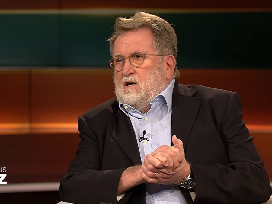 Der Chef der Ständigen Impfkommission, Thomas Mertens, sprach am Dienstag (16. November) in einem Nebensatz von der aktualisierten Impfempfehlung ab 18 Jahren.