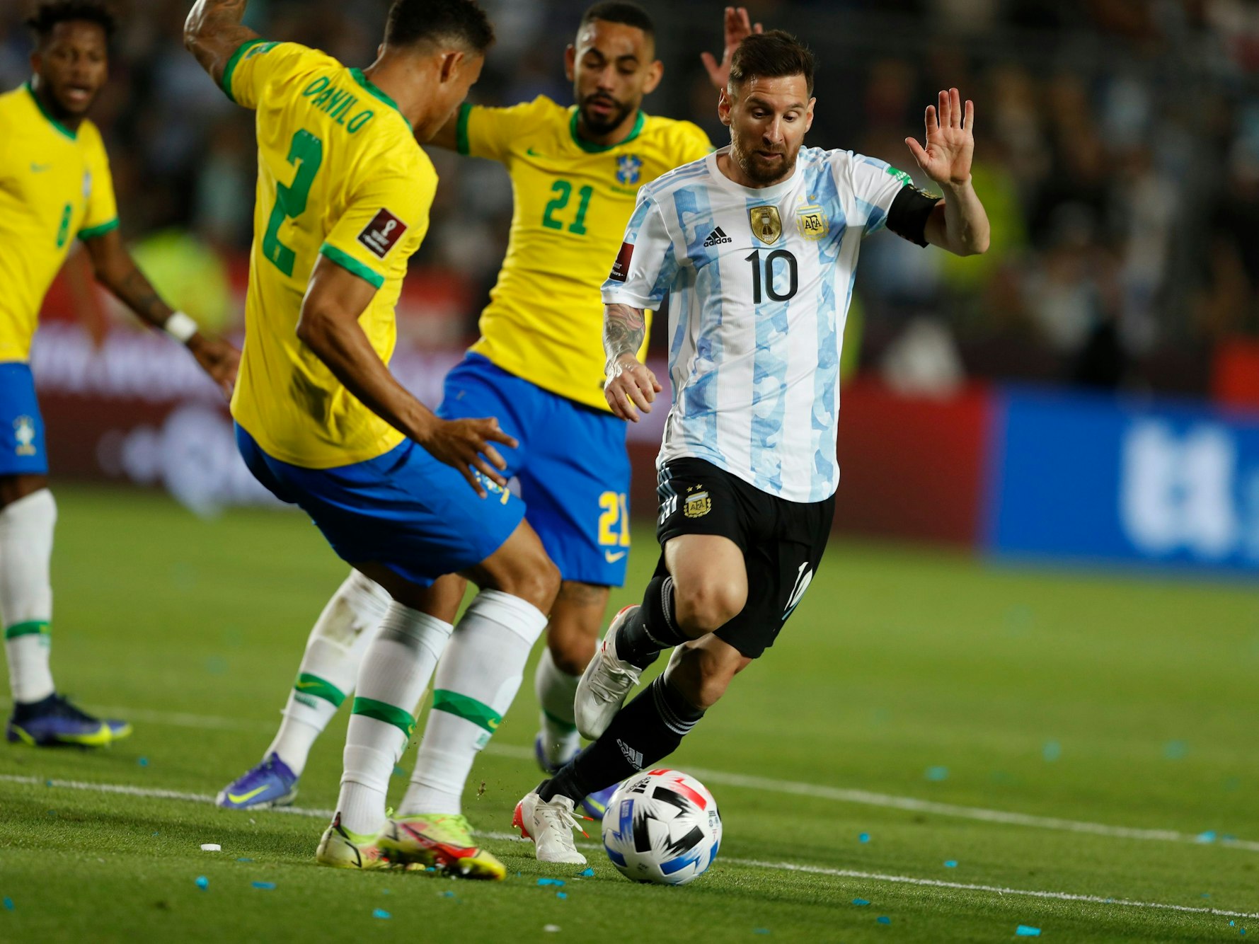 Lionel Messi (r)) aus Argentinien gegen Matheus Cunha (hinten) und Danilo (l) aus Brasilien in Aktion.