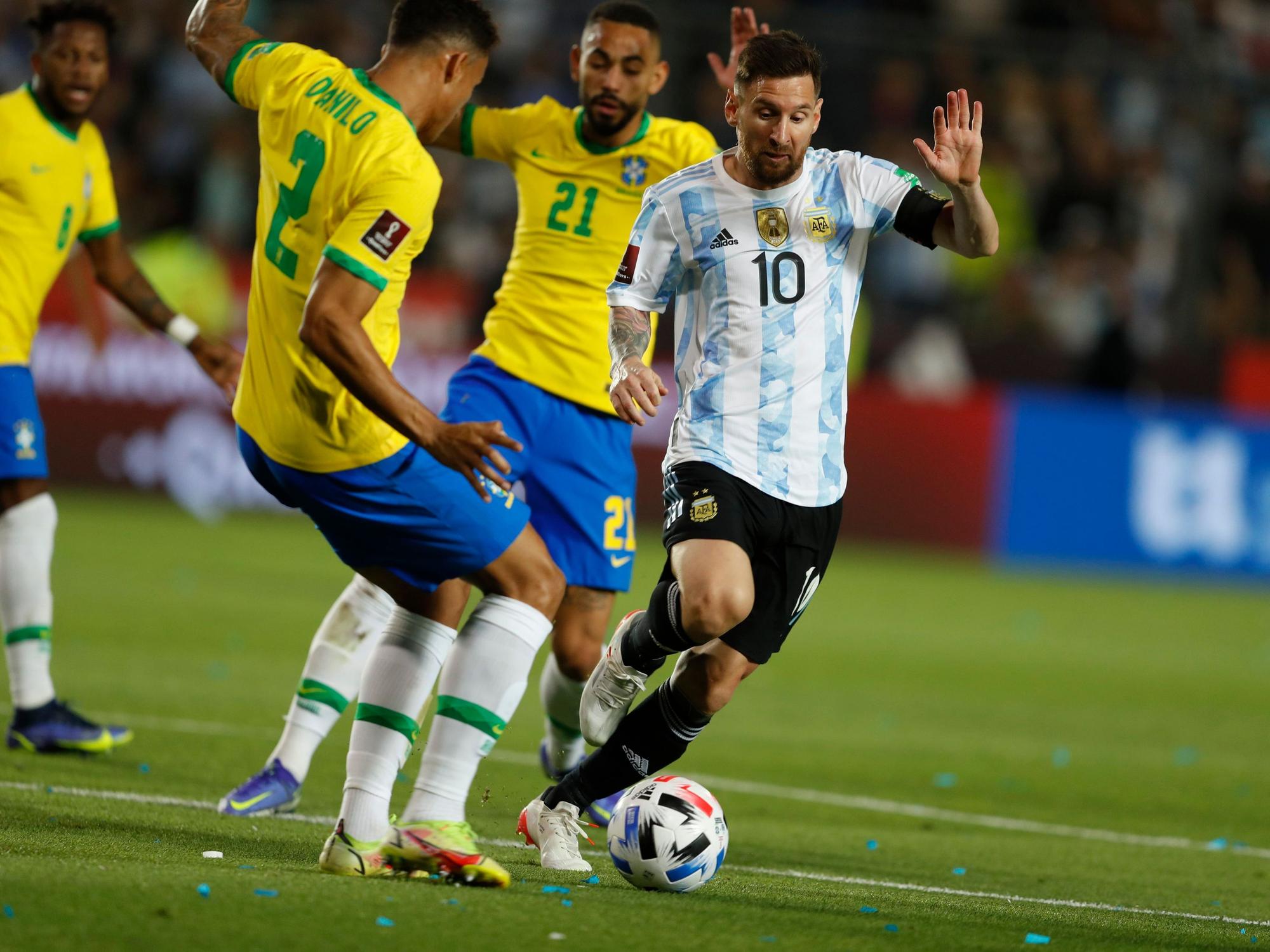 Lionel Messi (r)) aus Argentinien gegen Matheus Cunha (hinten) und Danilo (l) aus Brasilien in Aktion.