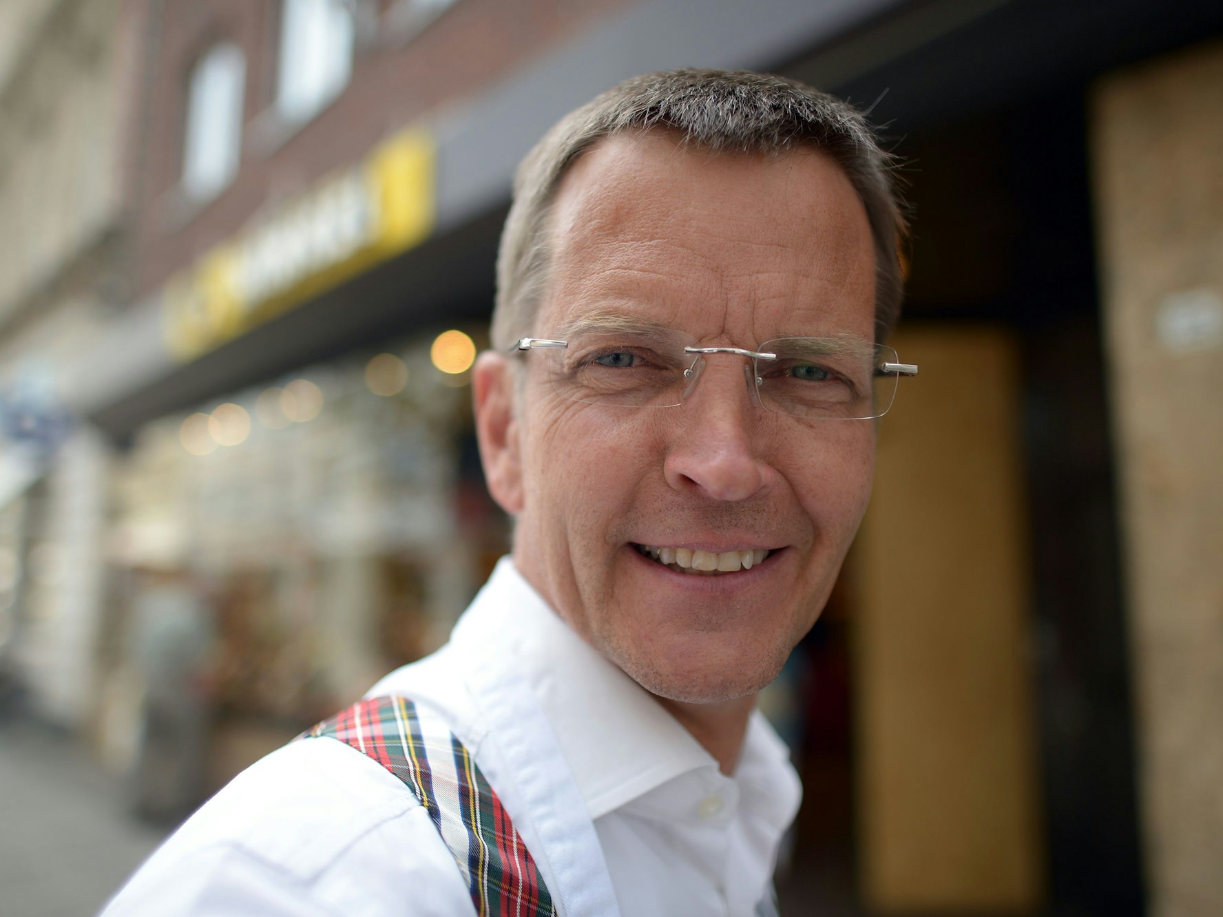 Josef Hinkel steht in Düsseldorf vor seiner Bäckerei.