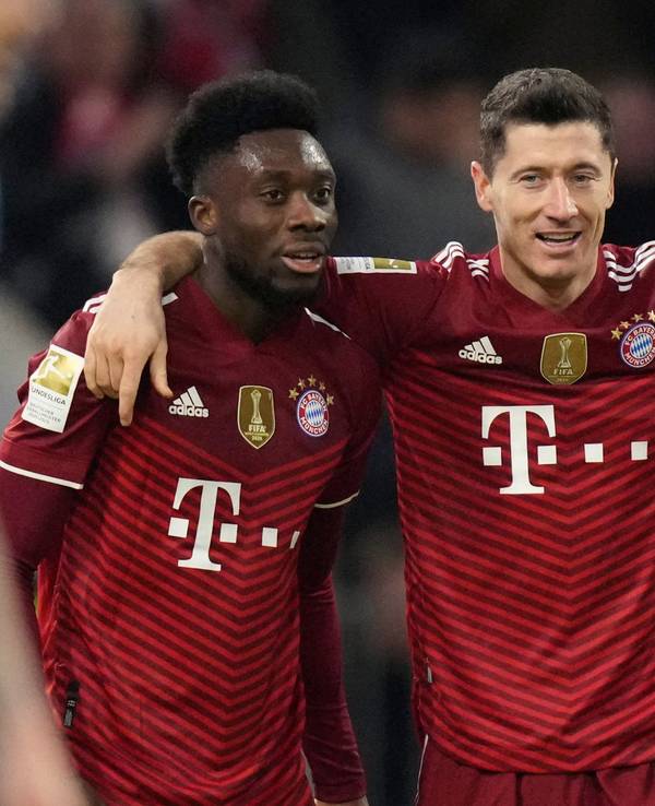 Bayern's Robert Lewandowski jubelt mit Alphonso Davies (l.) und Serge Gnabry (r.).