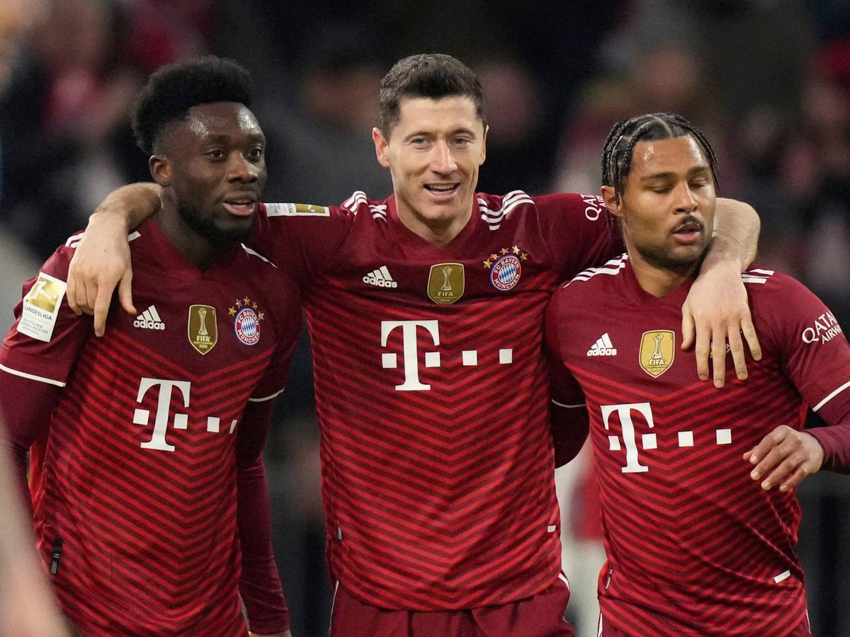 Bayern's Robert Lewandowski jubelt mit Alphonso Davies (l.) und Serge Gnabry (r.).