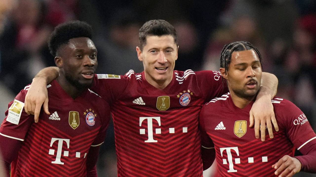 Bayern's Robert Lewandowski jubelt mit Alphonso Davies (l.) und Serge Gnabry (r.).