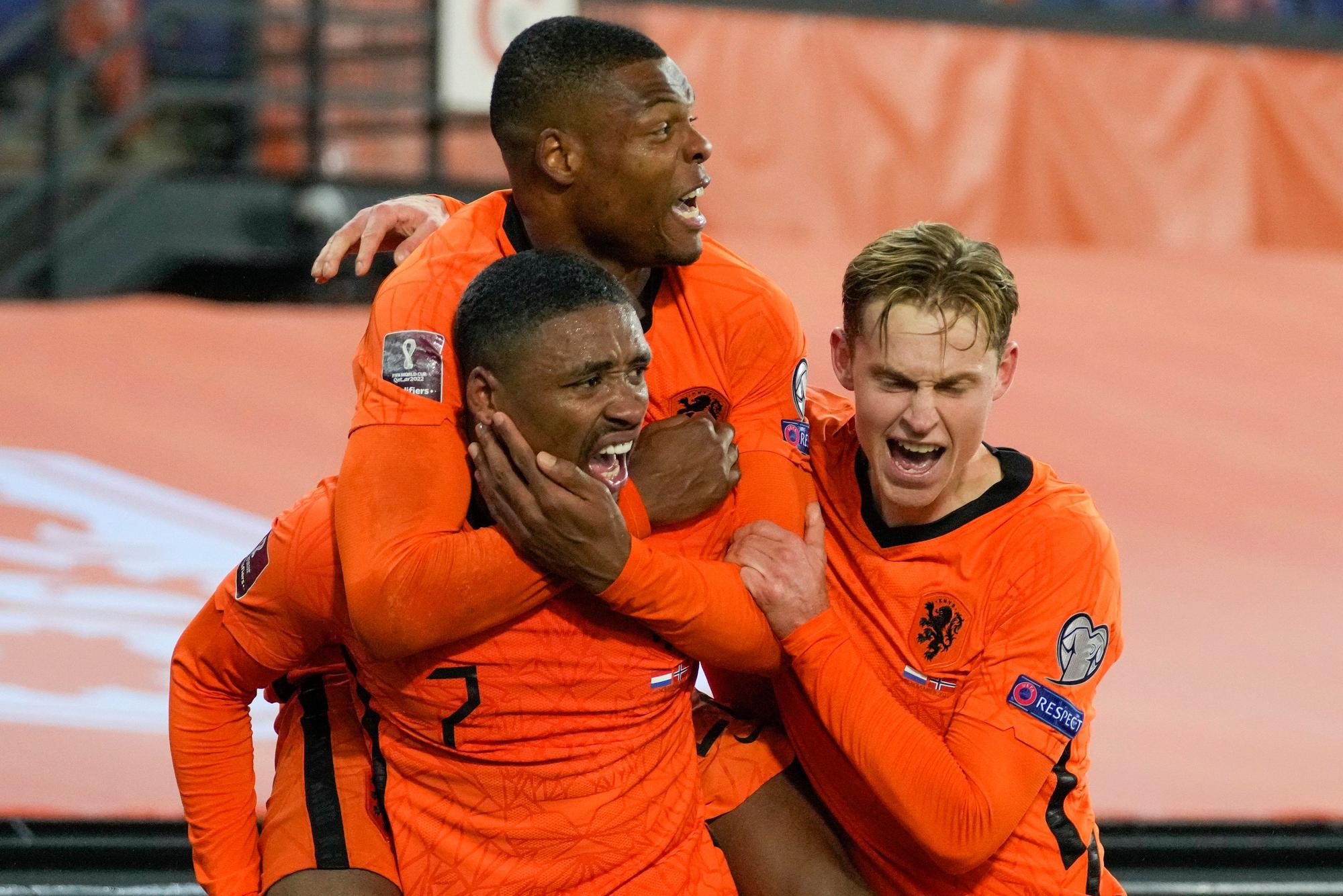 Der Niederländer Steven Bergwijn (unten links) wird von seinen Mannschaftskameraden beglückwünscht, nachdem er das erste Tor für seine Mannschaft erzielt hat.