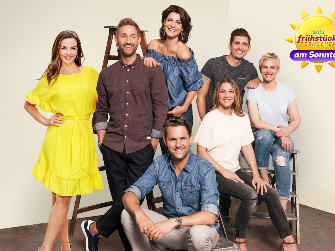 Das „Frühstücksfernsehen am Sonntag“-Team vom Privatsender Sat.1. Zu sehen sind: Annika Lau, Daniel Boschmann, Matthias Killing, Marlene Lufen, Alina Merkau, Chris Wackert und Karen Heinrichs.