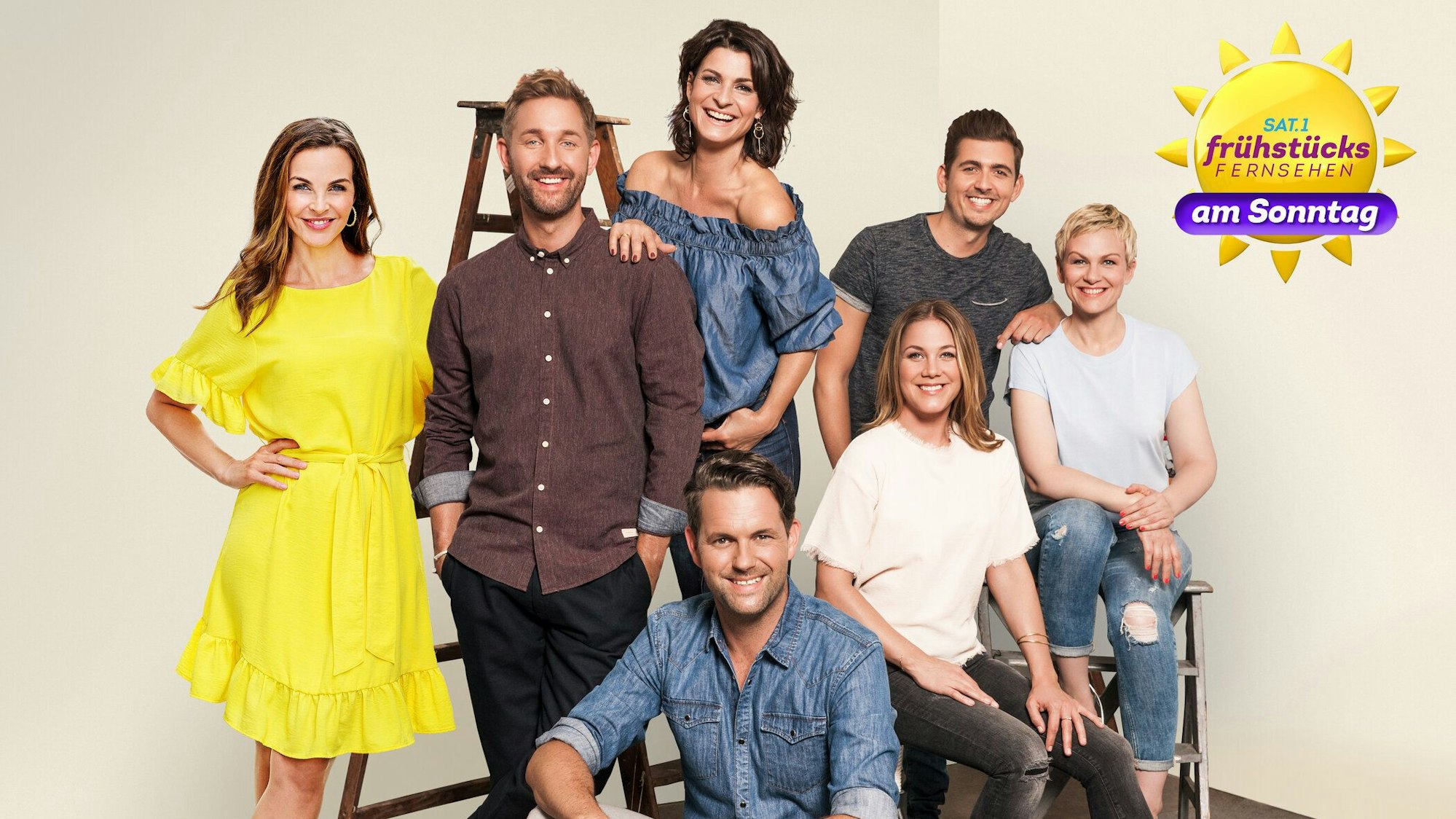 Das „Frühstücksfernsehen am Sonntag“-Team vom Privatsender Sat.1. Zu sehen sind: Annika Lau, Daniel Boschmann, Matthias Killing, Marlene Lufen, Alina Merkau, Chris Wackert und Karen Heinrichs.