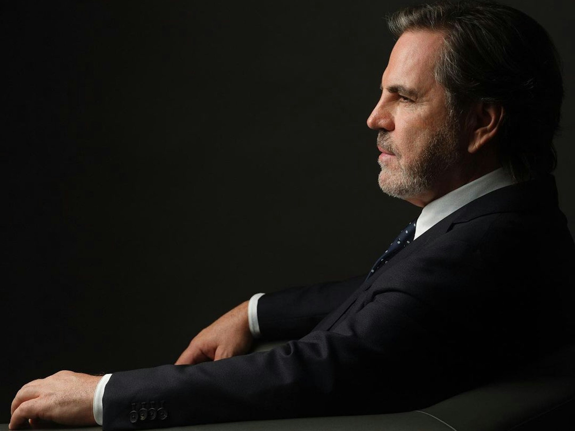 Volker Struth sitzt in einem Sessel.