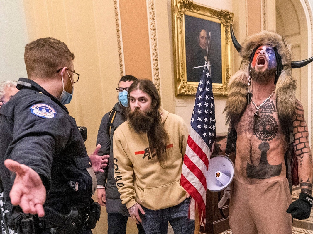 Bilder, die um die Welt gingen: Trump-Anhänger stürmen am 6. Januar das Kapitol in Washington. Jacob Anthony Chansley, der „QAnon-Schamane“ mit der Büffelhorn-Mütze (rechts), war ein Gesicht des Sturms. Er wurde nun verurteilt.