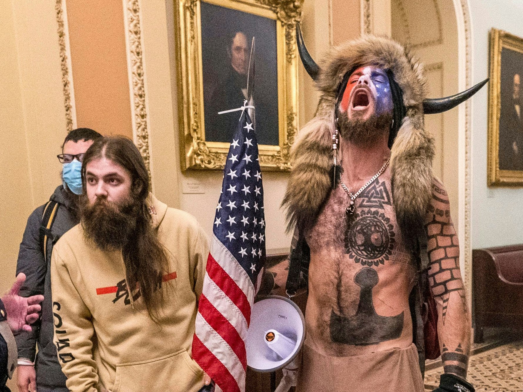 Bilder, die um die Welt gingen: Trump-Anhänger stürmen am 6. Januar das Kapitol in Washington. Jacob Anthony Chansley, der „QAnon-Schamane“ mit der Büffelhorn-Mütze (rechts), war ein Gesicht des Sturms. Er wurde nun verurteilt.