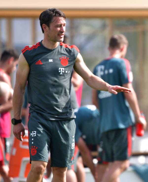 Trainer Niko Kovac und Franck Ribéry stehen während einer Übungseinheit am Vormittag gemeinsam auf dem Platz.