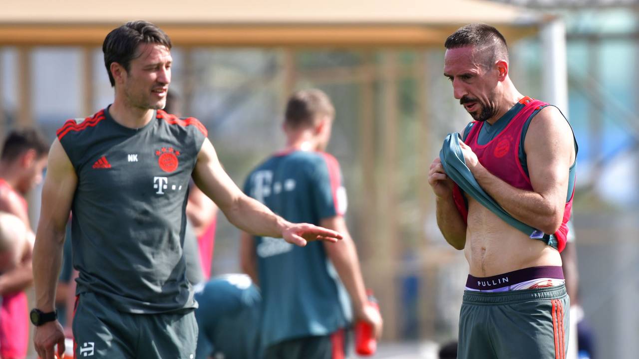 Trainer Niko Kovac und Franck Ribéry stehen während einer Übungseinheit am Vormittag gemeinsam auf dem Platz.