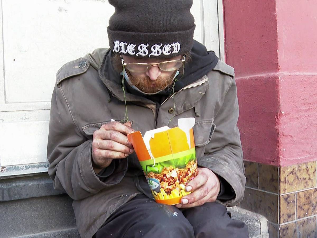 Die Reality-Doku „Hartes Deutschland - Leben im Brennpunkt“ auf RTLZWEI begleitet unter anderem Pille (25). Er lebt in Frankfurts Bahnhofsviertel und ist stark drogenabhängig.