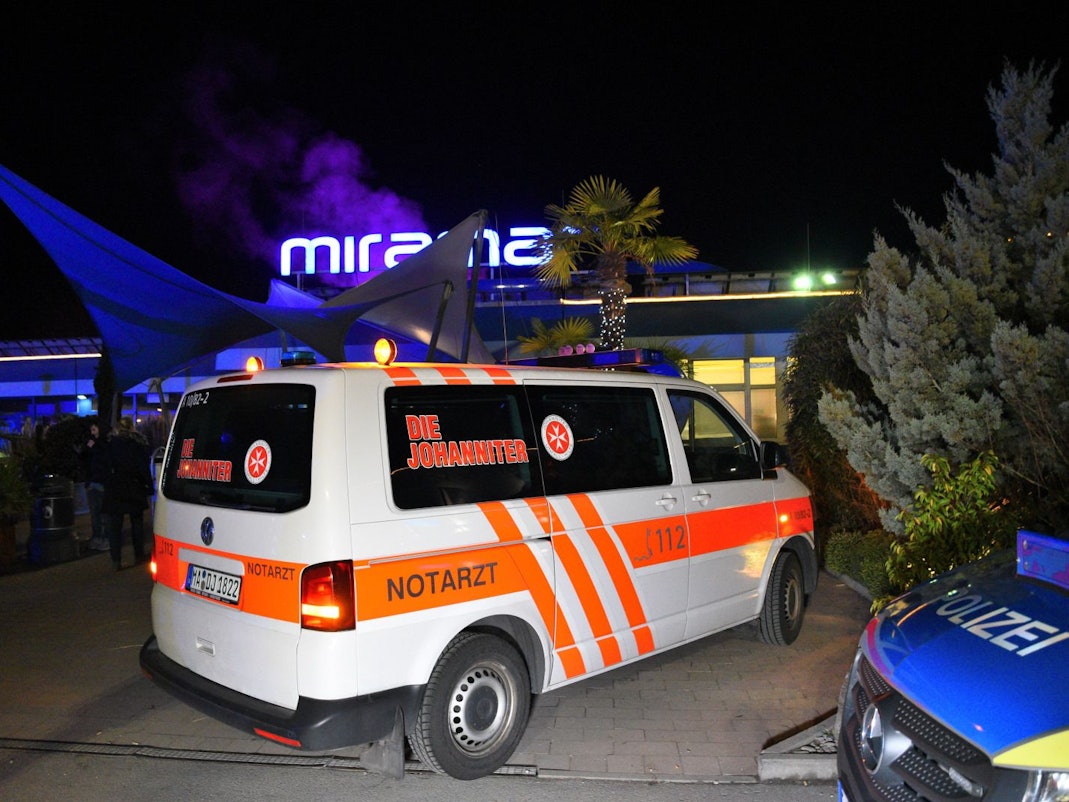 Ein Rettungsfahrzeug steht während der Räumung des Freizeitbades Miramar vor dem Bad. Das Bad wurde wegen Haut- und Atemwegsreizungen bei mehreren Besuchern im Saunabereich geräumt. +++ dpa-Bildfunk +++