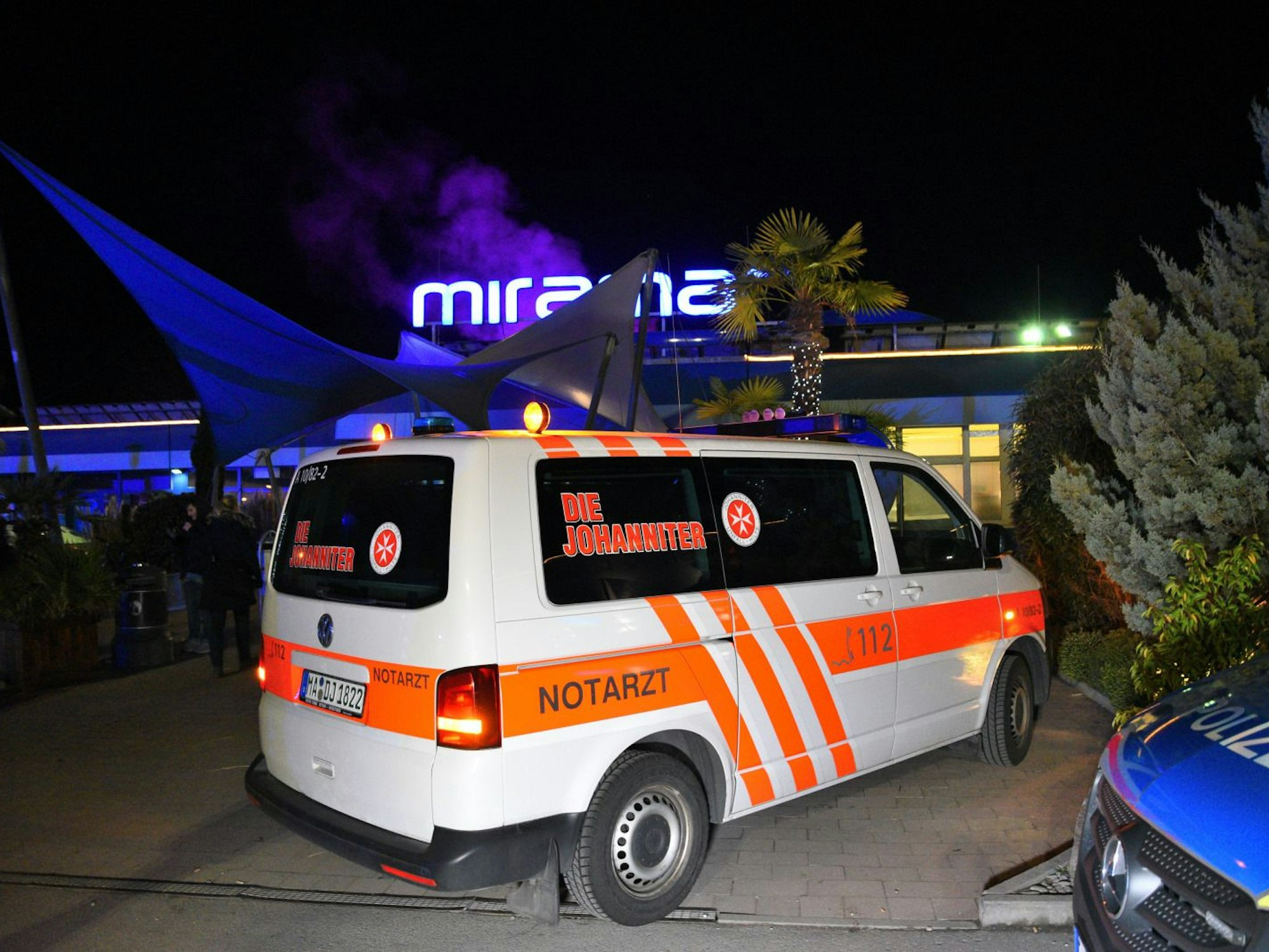 Ein Rettungsfahrzeug steht während der Räumung des Freizeitbades Miramar vor dem Bad. Das Bad wurde wegen Haut- und Atemwegsreizungen bei mehreren Besuchern im Saunabereich geräumt. +++ dpa-Bildfunk +++