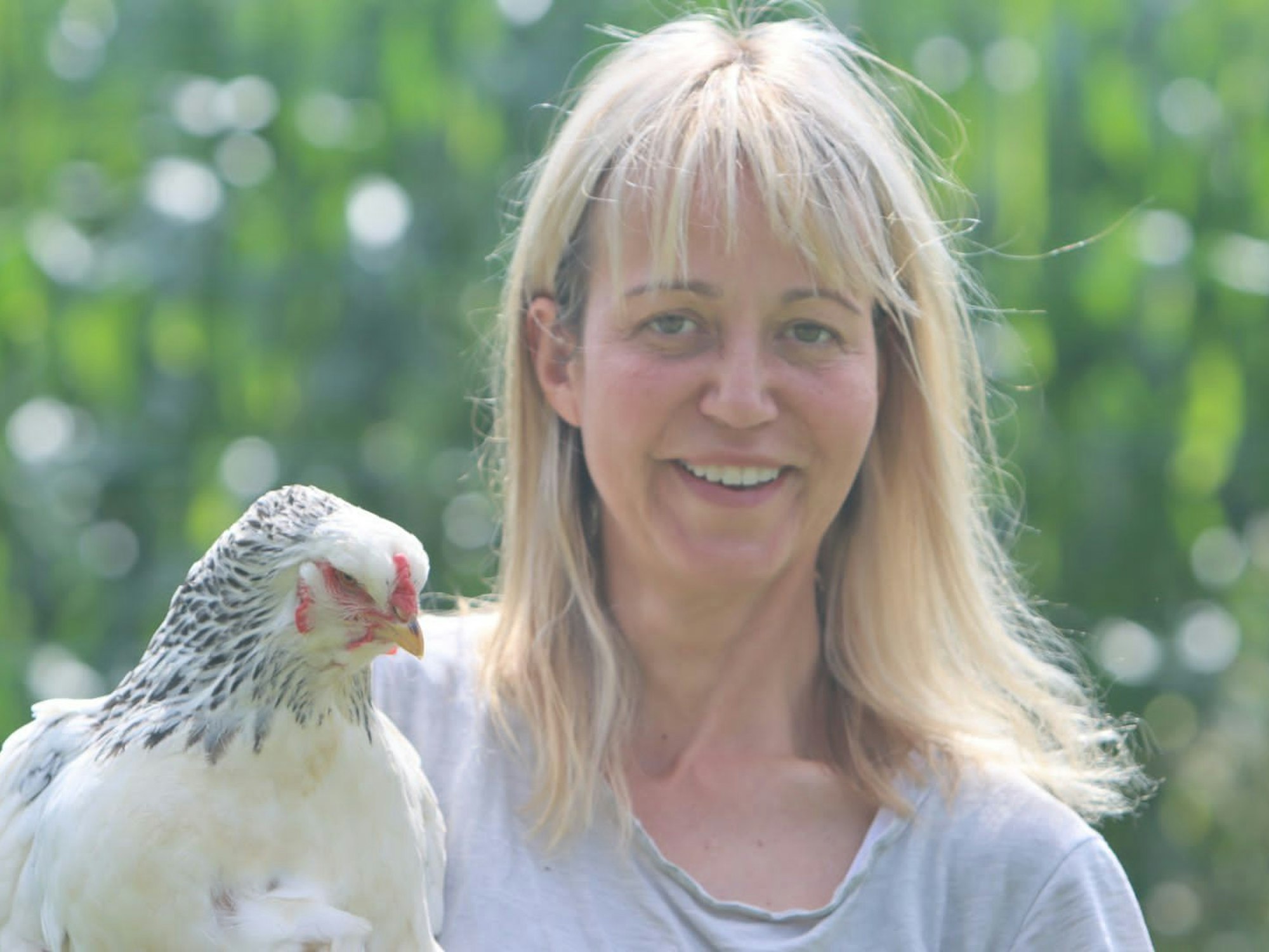 Kölnerin Silvia B. zeigt ein Riesenhuhn
