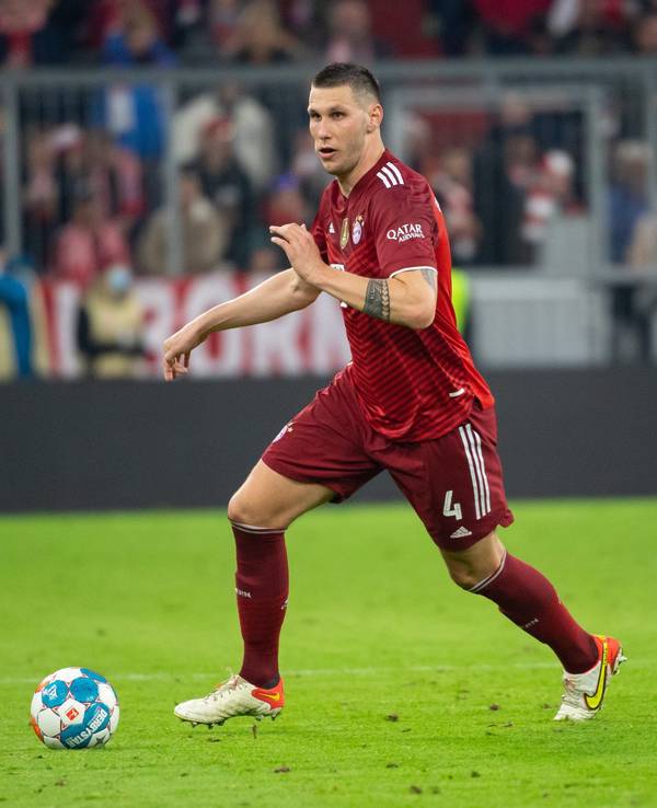 Niklas Süle von Bayern München spielt den Ball.
