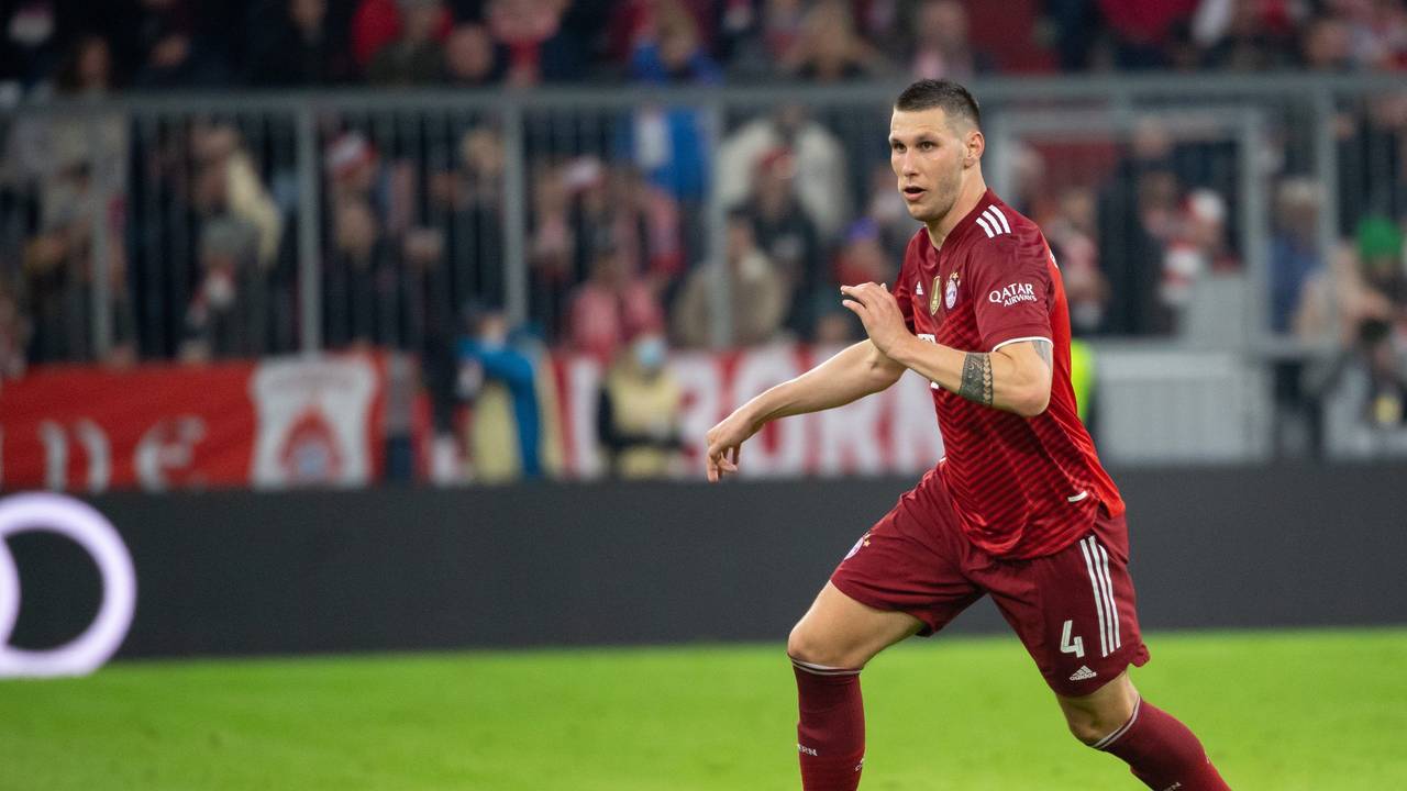 Niklas Süle von Bayern München spielt den Ball.