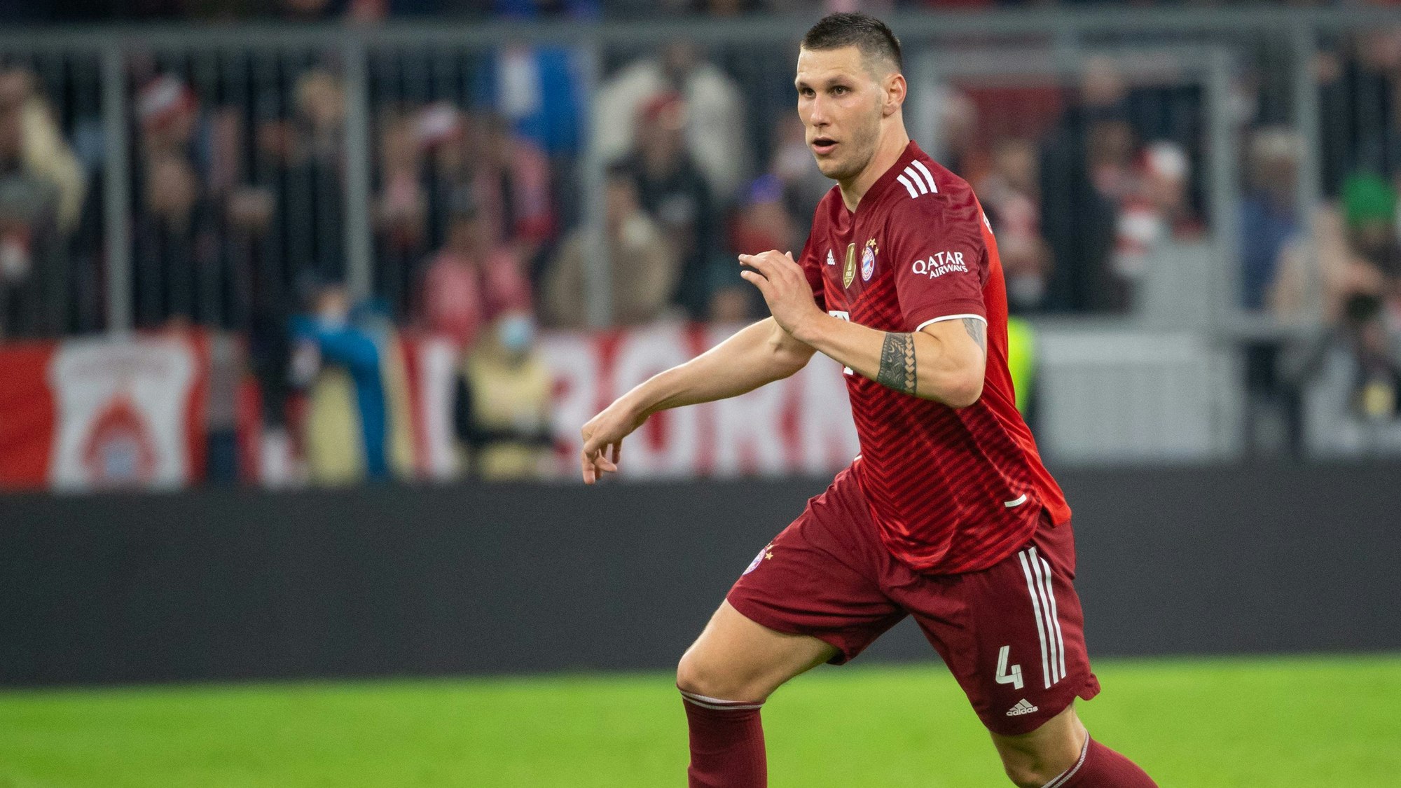 Niklas Süle von Bayern München spielt den Ball.