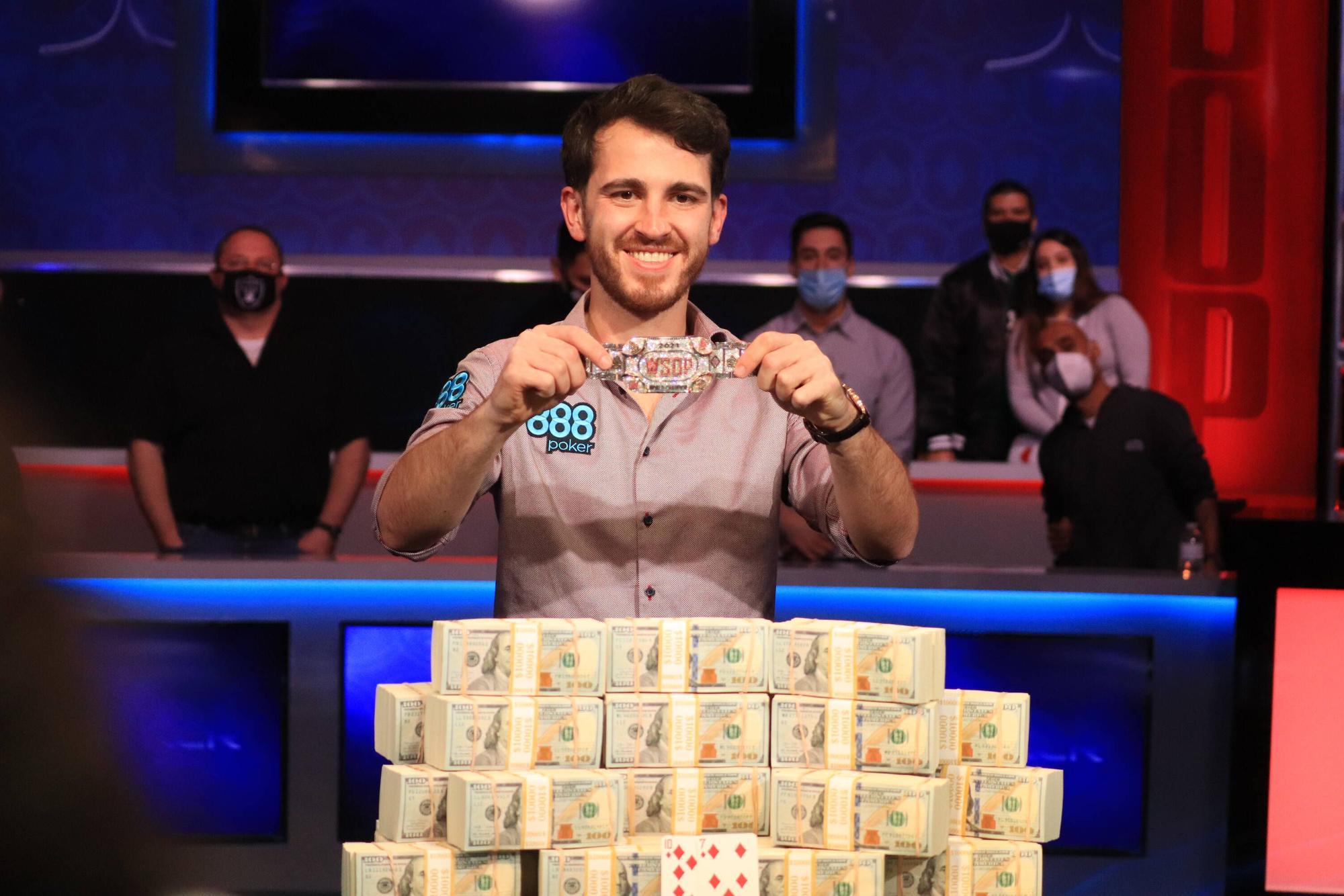 Koray Aldemir präsentiert seinen Gewinn nach dem Finale der WSOP.